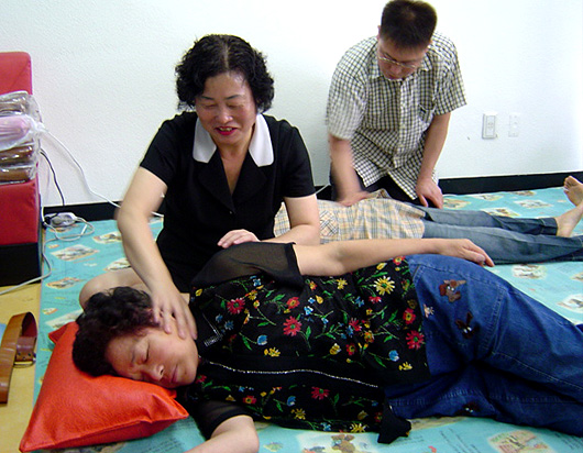 대구시 동구의 시각장애인들이 일주일에 두 번씩 [동구자원봉사센터]에서 안마 자원봉사활동을 하고 있다. (안마를 하고 있는 사람은 1급 시각장애인 박선애(49)씨)