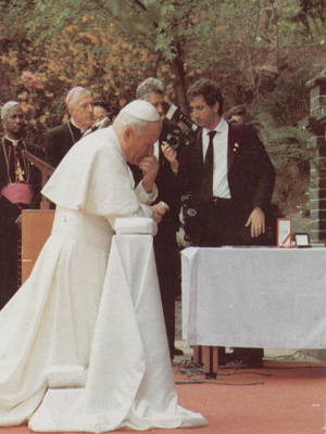 1984년 5월 5일. 천주교 대구대교구 성모당(대구시 중구 남산동)에서 기도하는 교황 요한 바오로 2세.