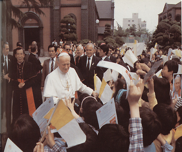 천주교 대구대교구 주교좌 계산성당(대구시 중구 계산동)에서 어린들을 만난 교황. 사진 왼쪽에 김수환 추기경의 모습도 보인다.