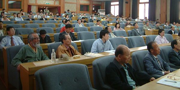 김 체칠리아 수녀가 마을 주민들과 담소를 나누고 있다