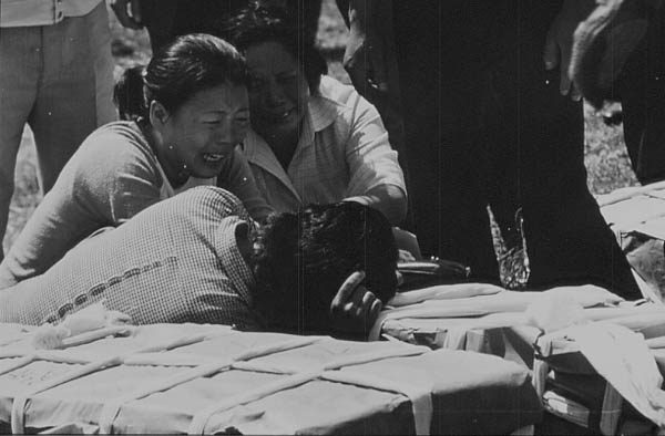 오열하는 어머니...(광주민중항쟁 시각언어공장(www.iam518.com)에 실린 광주민중항쟁 자료사진)