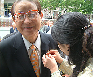 카네이션을 받고 기뻐하시는 할아버지