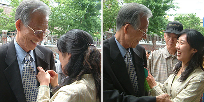 카네이션 한송이의 사랑...친할아버지와 친손녀처럼 다정해 보인다.