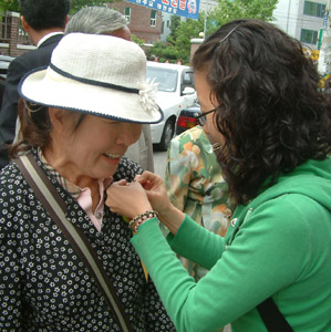 '할머니 건강하세요'...밝게 웃으시는 할머니