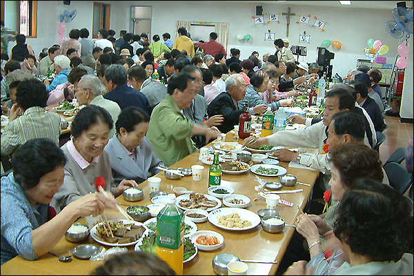 대구시 북구 태전동성당의 경로잔치...어르신들의 표정이 참 밝아 보였다.(사진. 평화뉴스 유지웅 기자)