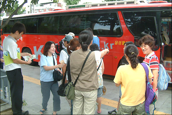 8.15민족대축전(서울)에 참가하는 대구경북 시.도민 가운데, 대구지역 시민단체 회원 120여명은 오늘(8.14) 아침 대구시청 앞에 모여 버스 3대에 나눠타고 함께 출발했다. 안동 등 경북에서도 오늘 오전 서울로 떠났다.