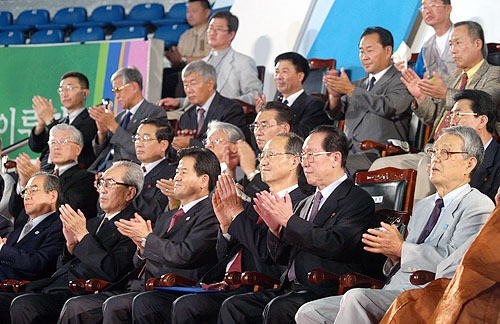 김기남 북측당국대표단 단장과 정동영 통일부 장관, 백낙청 상임대표와 안경호 6.15북측위 위원장이 나란히 앉았다.