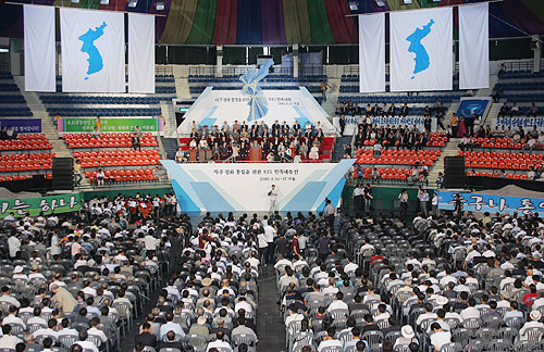 행사장에 모인 2천여 관중들. 왼쪽에 해외측이, 가운데 북측이, 오른편에 남측이 앉았다.