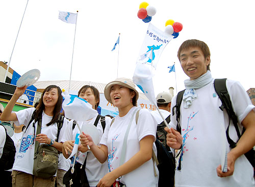 8.15민족대회에 참석하기 위해 이른아침부터 장충체육관을 찾은 학생들.