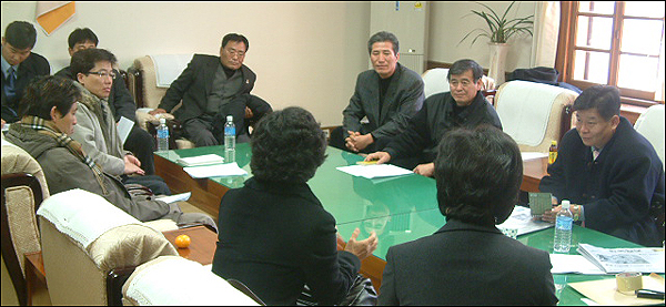 시민단체 관계자와 열린우리당 당직자들이 대구시의회에서 '선거구 획정안'에 대해 의견을 나누고 있다.