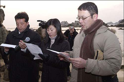 한명국(북), 박희진(남), 리준일(해외) 대표들이 해금강에서 공동결의문을 낭독했다.(사진 왼쪽부터)