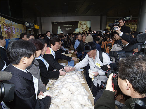 '우리쌀 큰 장터' 마지막날인 27일 오후 2시경 각 정당대표들을 비롯 국회의원들이 우리쌀을 무료로 나눠주는 행사를 진행했다.