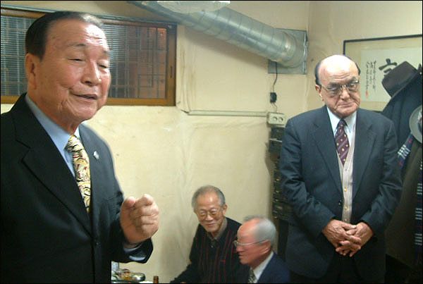 신년회 사회를 맡은 강창덕(민자통 고문)씨가 권중혁 선생님을 소개하고 있다.