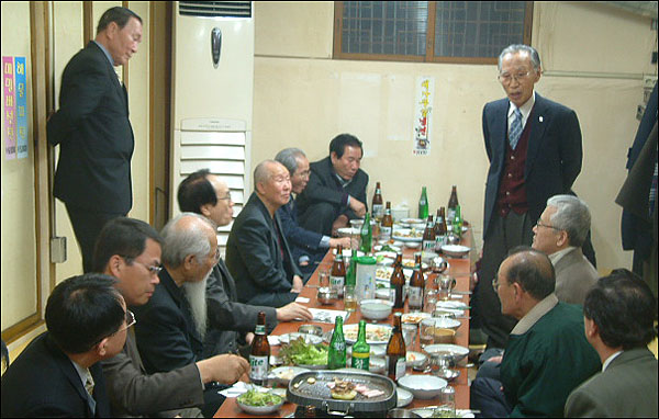 원로들의 신년회...이목(85) 선생님이 '역사'에 대해 말하고 있다.