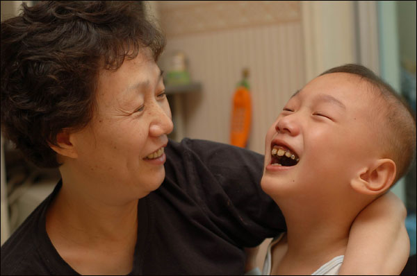 '로렌조오일병'을 앓고 있는 열 살 무현이와 어머니...(사진. TBC [TV좋은 생각]팀 제공)