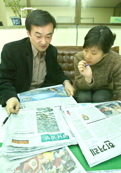 매체비평을 위해 종이신문을 꼼꼼히 살피고 있다.