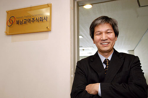 남북 협력 IT사업을 북측과 메신저만으로 교류, 모바일 게임을 개발해 화제가 된 북남교역주식회사의 박영복 이사를 방문해 인터뷰했다.