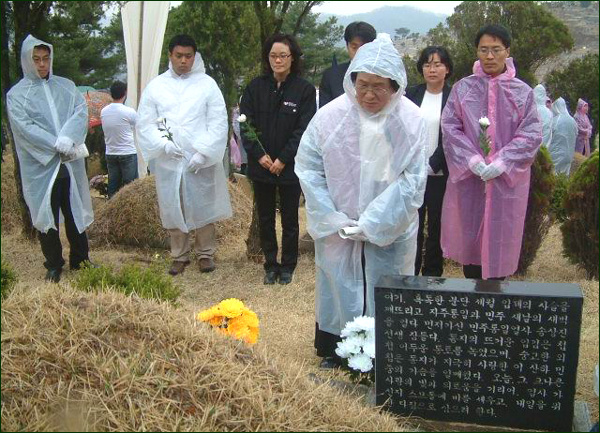 '혹독한 분단 세월 압제의 사슬을 깨뜨리고'...김진생 여사가 남편(고 송상진씨)의 묘를 참배하고 있다.