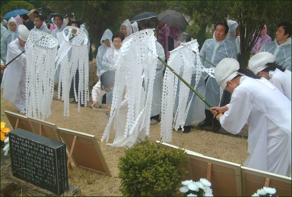 희생자 묘비 앞에서, 유가족 앞에서 진혼무가 펼쳐졌다...묘비 앞 진혼제는 31년만에 처음이다.