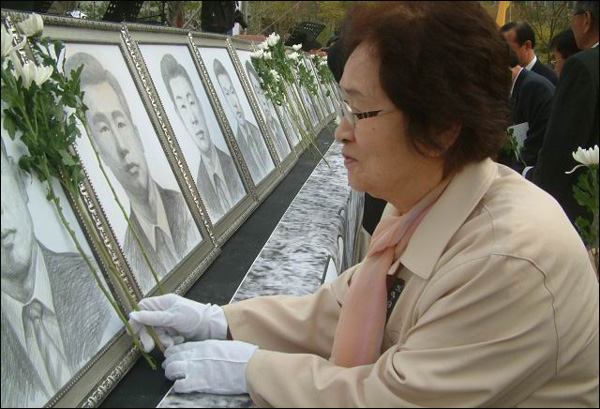 인혁당 희생자 유가족인 김진생(고 송상진씨 부인)씨가 고인의 영정에 헌화하고 있다.
