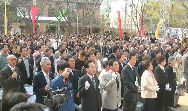 추모제는 400여명이 참석해 희생자들의 넋을 기렸다. (앞줄 왼쪽부터) 정우달(민주노총대구지역본부장), 백승대(대구시민단체연대회의 공동대표), 함종호(추모제 준비위원장), 김사열(대구민예총 대표), 유가족 김진생.이영교.신동숙씨