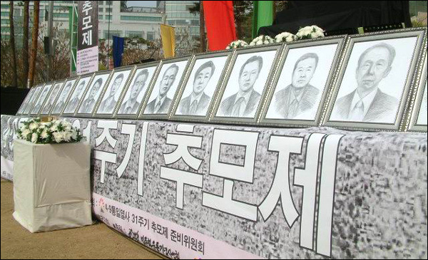 김 체칠리아 수녀가 마을 주민들과 담소를 나누고 있다