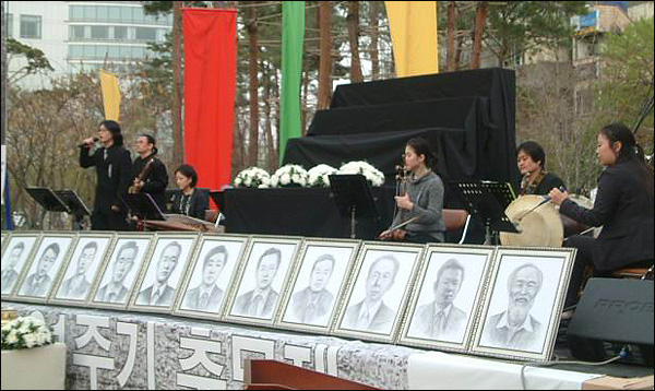 '프로젝트 연주단'이 인혁당 창작 추모음악을 연주하고 있다.