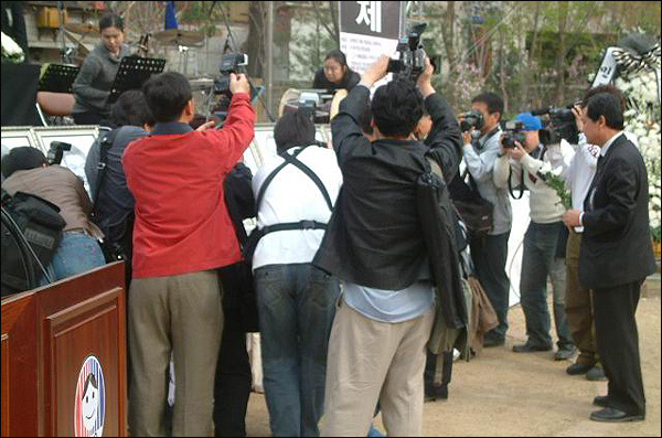 정동영 의장이 추모공연이 끝나기도 전에 갑자기 헌화하자 취재진이 한꺼번에 몰리면서 행사장이 어수선해졌다.