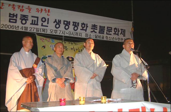 '우리 모두가 어두움을 밝히는 등불이 되자'고 말하는 허운스님...