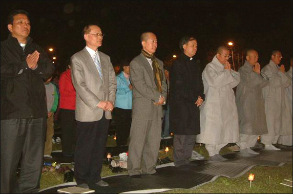 종교인들...(왼쪽부터) 이성한 신부, 김낙현 목사, 오규섭 목사, 정홍규 신부, 허운스님...