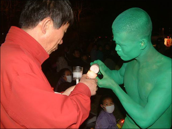 마임예술가 이상옥씨...앞산을 상징하는 '녹색인간' 분장을 하고 행위 예술을 선보이고 있다.