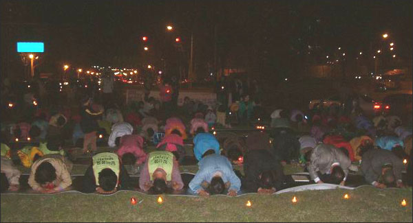 김 체칠리아 수녀가 마을 주민들과 담소를 나누고 있다