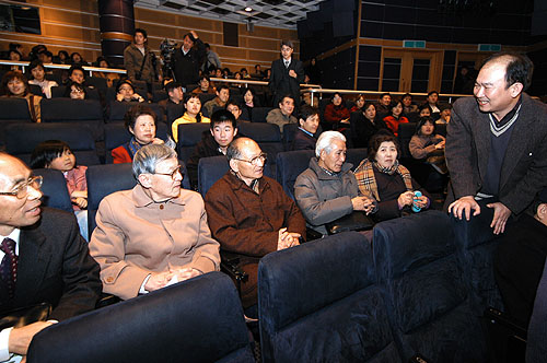 '송환' 시사회장 아트시네마에서 김동원 감독이 장기수 선생님들을 만나 인사를 나누고 있다. [사진 -통일뉴스 김규종 기자]