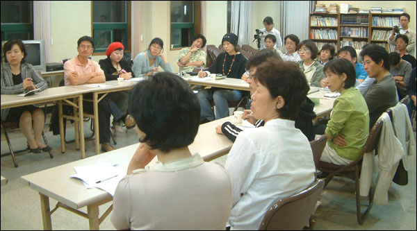 토론을 듣고 있는 참석자들...평화뉴스 첫 에는 30여명 참여해 의견을 나눴다.