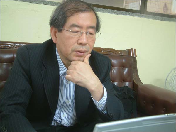 평화뉴스 사무실을 찾은 박원순(50) 변호사...그는 줄곧 노트북으로 메모하며 지역 얘기를 물었다.