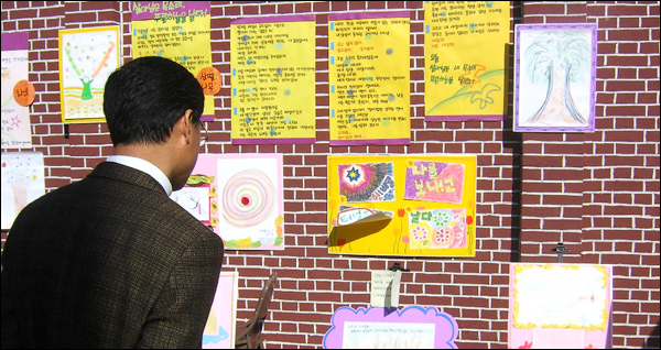 '성폭력생존자'들의 작품을 한 남자가 바라보고 있다. 이번 행사에 처음으로 남자도 참가했다.