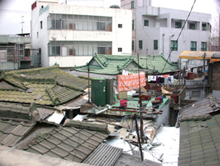 가난한 사람들이 많이 사는 대현2동 감나무골.