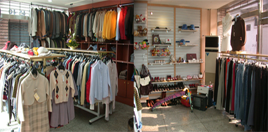  옷, 가방 등 생활용품이 가지런히 진열된 감나무골 '생명가게'