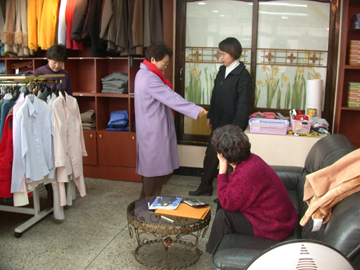 옷을 입어보고 기뻐하는 할머니.