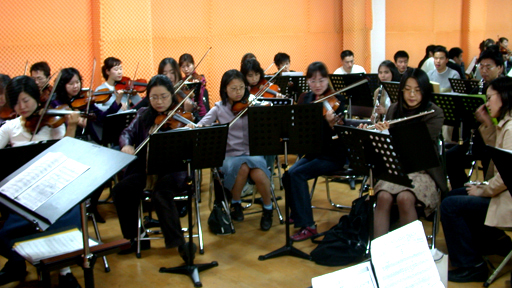 일주일에 한번 우아하고 아름다운 '베누스토'의 연주가 펼쳐진다.