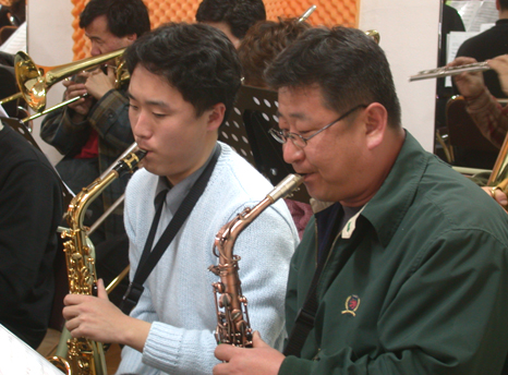 베누스토에서 일상의 활력을 얻는 아마추어 연주자들.