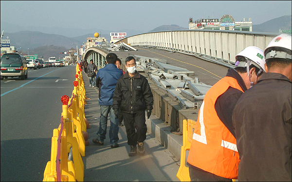 설치 3년 6개월 만에 철거되는 아양교 '아치형' 보도교... / 사진.평화뉴스