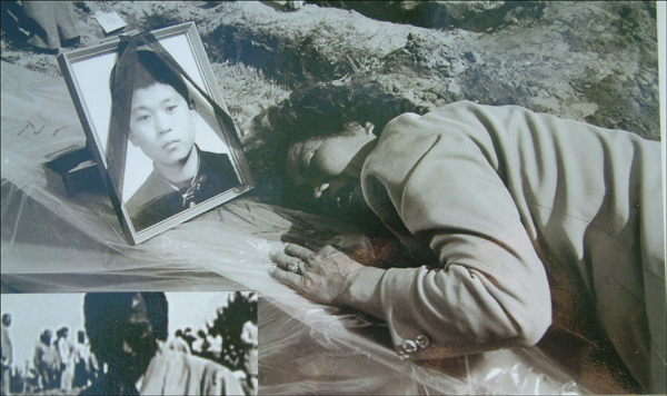 숨진 아들의 영정 앞에 오열하는 어머니...(대구2.28공원 사진전 재촬영)