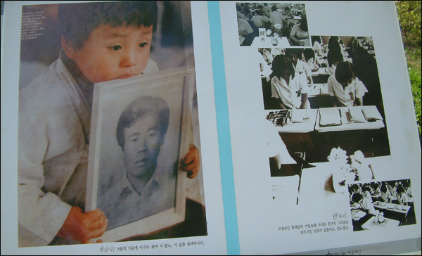 아버지 영정을 안은 아들과, 세상을 떠난 친구들의 교실 빈 자리에 놓인 국화꽃..