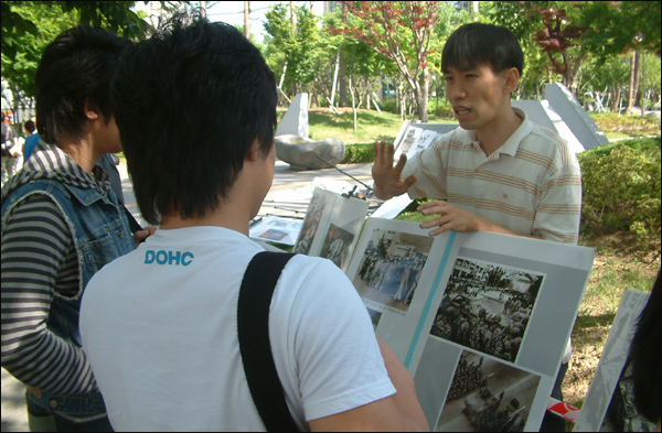 학생들에게 5월 광주를 설명하는 [대구경북통일연대] 오택진 사무처장.