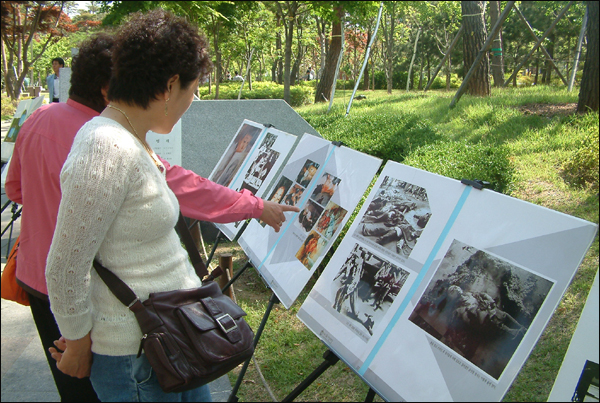 참혹하게 숨진 사진을 보는 대구 시민들...