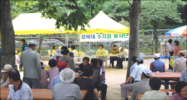 2004년 대북 정책 기조를 밝히고 있는 정세현 통일부장관