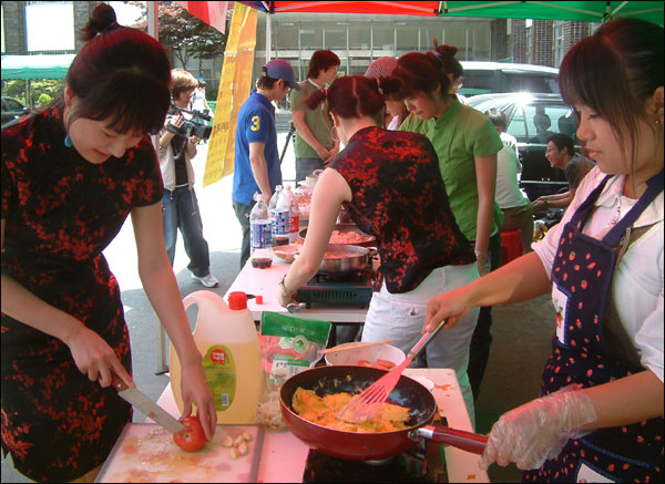 신방과 중국 유학생인 장펑(오른쪽)씨가 학과 친구들과 토마토 계란볶음 요리를 하고 있다.