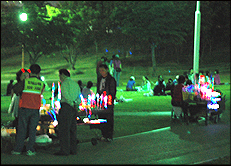 김 체칠리아 수녀가 마을 주민들과 담소를 나누고 있다