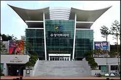 김 체칠리아 수녀가 마을 주민들과 담소를 나누고 있다